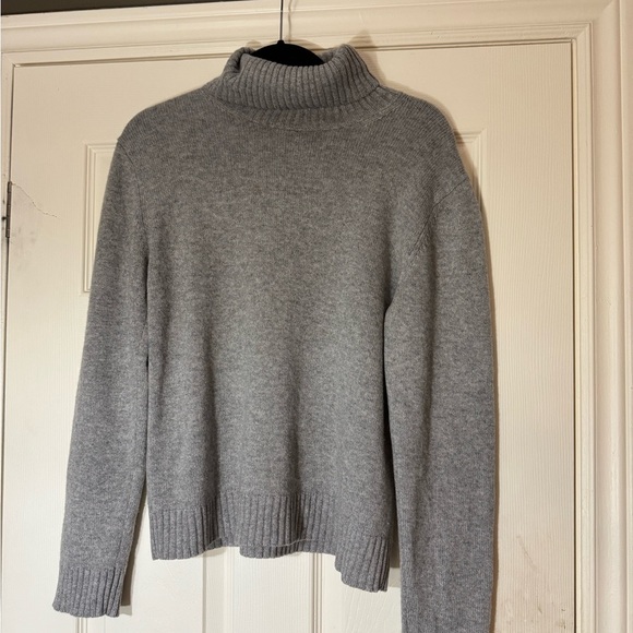 Agnes B - grey cashmere Senga sweater NWOT
MSRP $770.00 usd - Picture 2 of 10